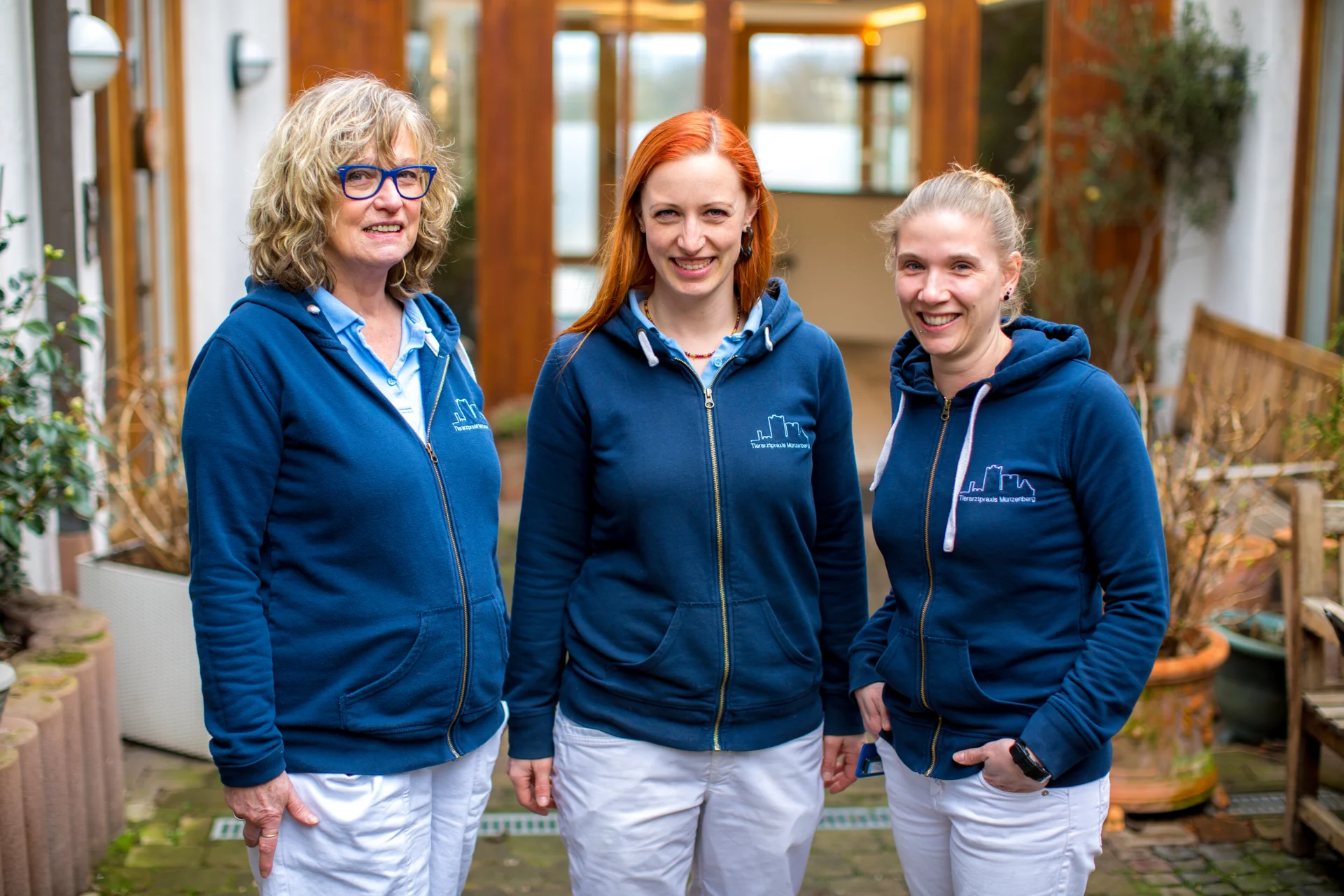 Beate Dülfer, Dr. Friederike Dülfer und Carolin Zimolong nebeneinander vor der Praxis