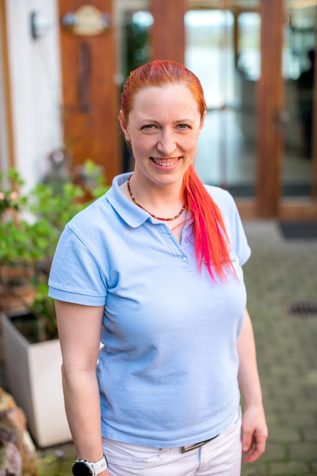 Tierärztin Dr. Friederike Dülfer vor dem Eingang der Praxis