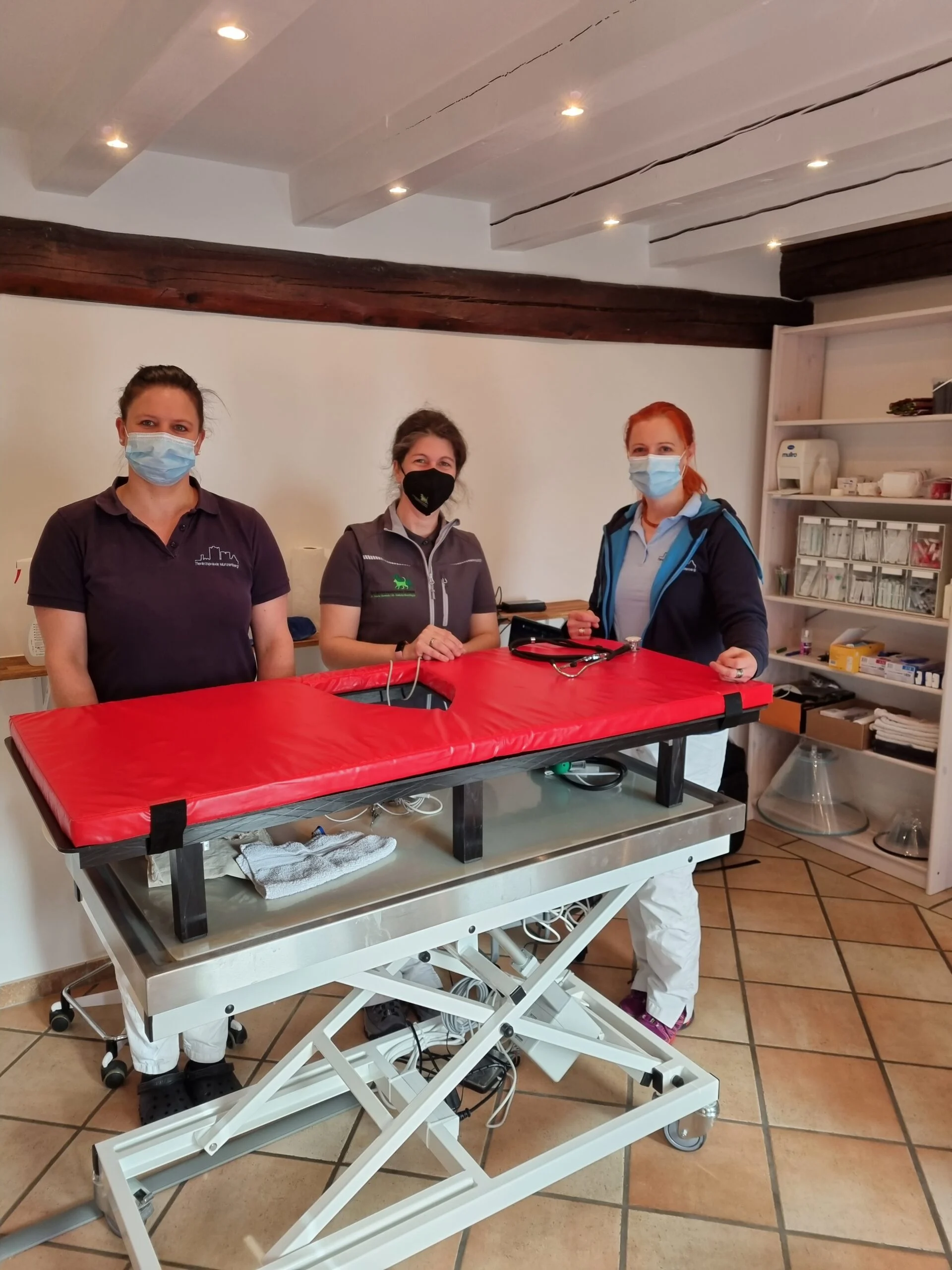 Dr. Estelle Henrich in der Mitte mit links TFA Elena Scharch und recht Dr. Friederike Dülfer in Kardiologieraum