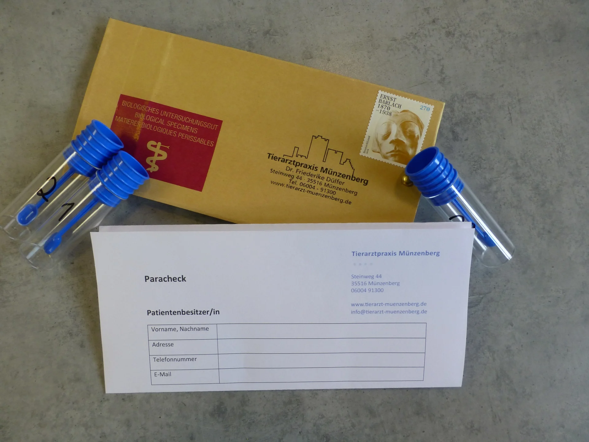 Kotröhrchen, Brief und Briefumschlag auf Schreibtisch