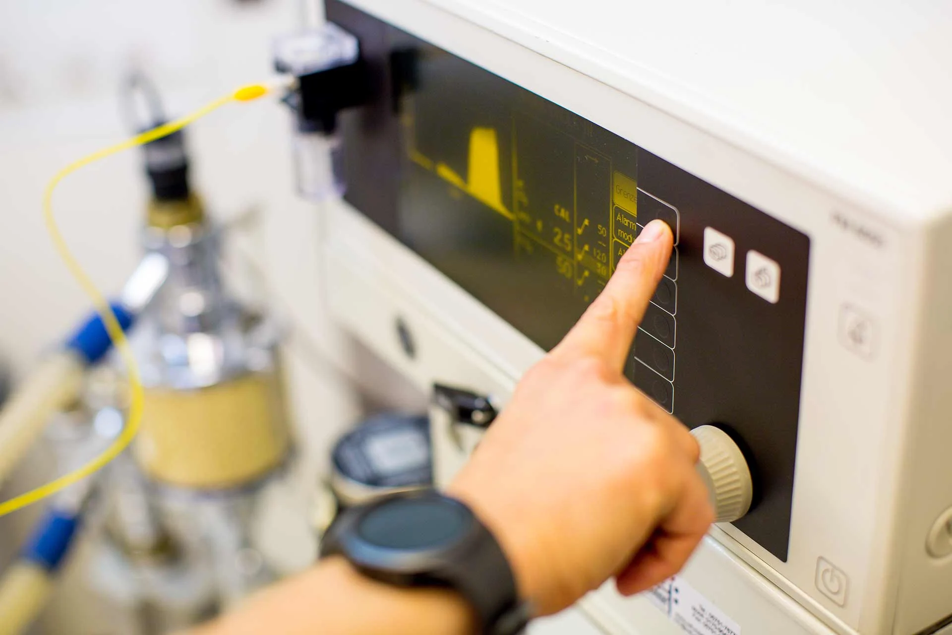 Tierärztin zeigt mit einem Finger auf ein Gerät