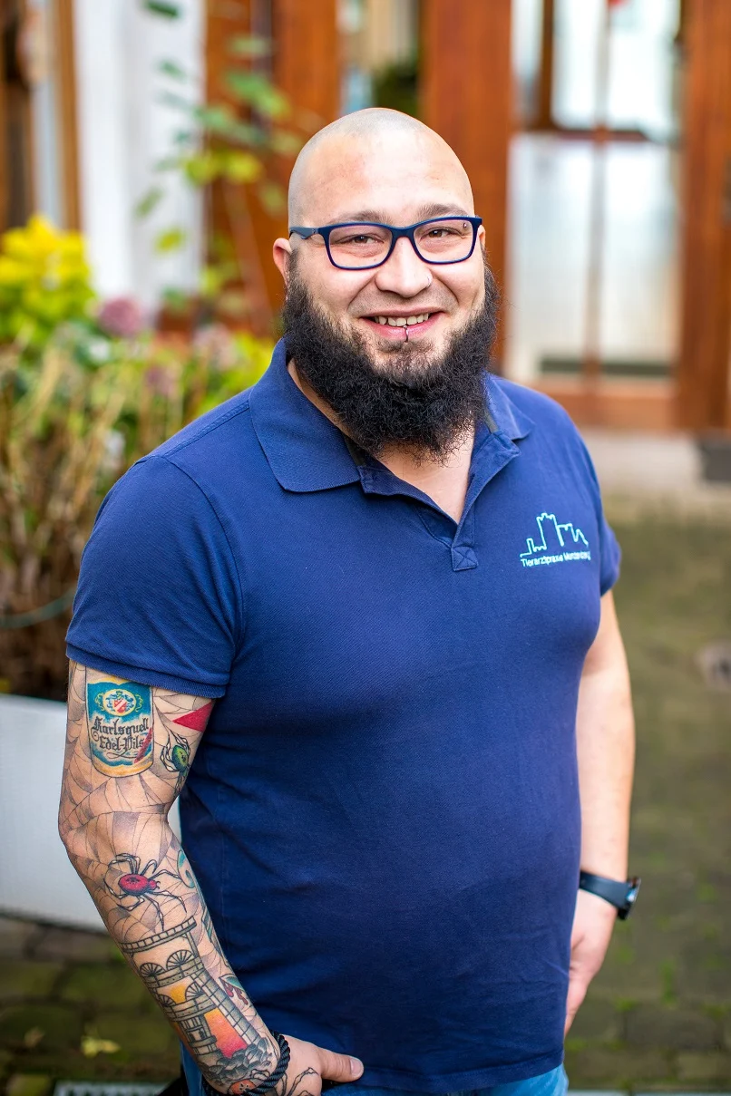 Porträtbild von Metin Dülfer vor der Praxis