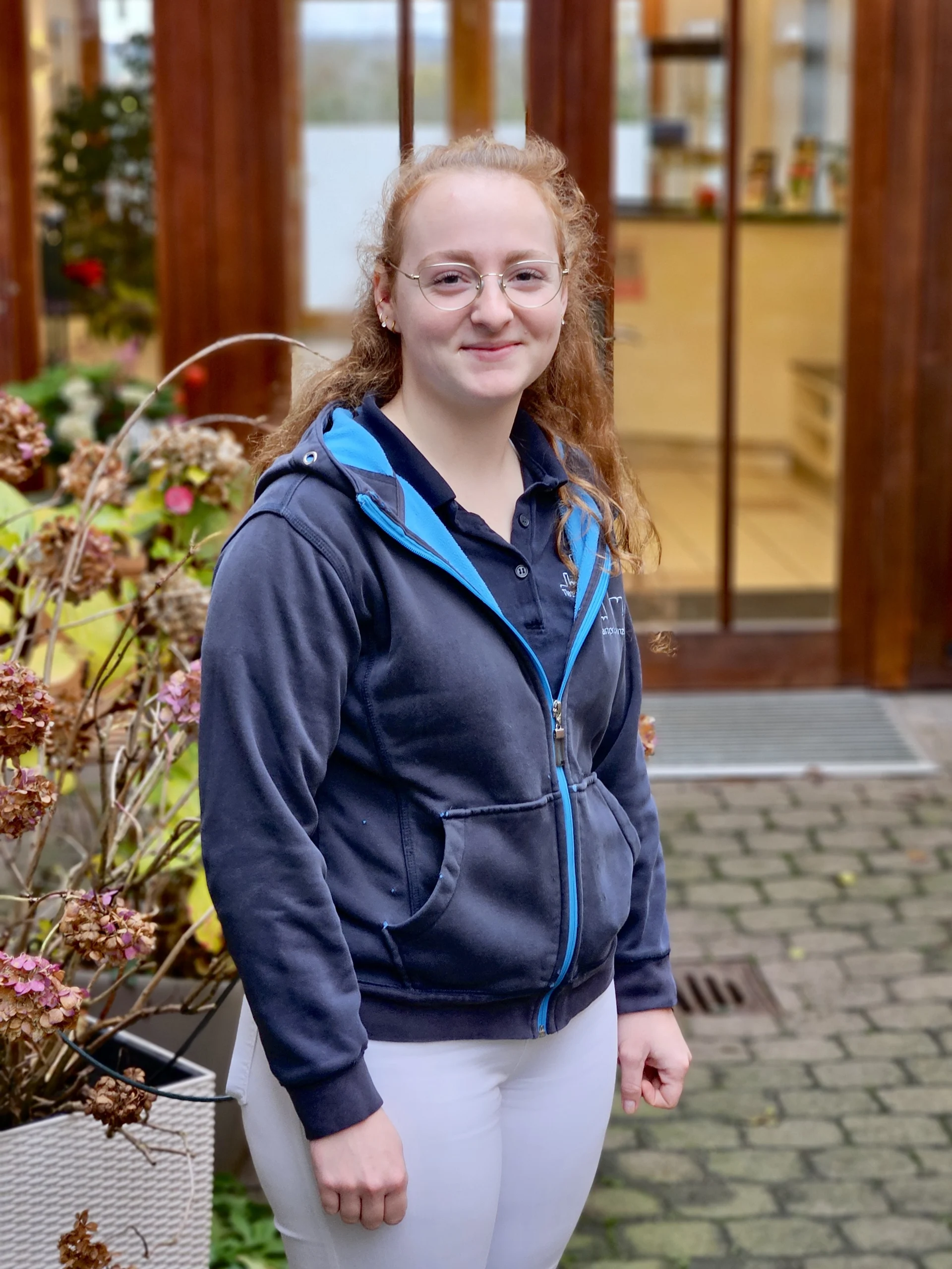 Tierarzthelferin Emily König vor der Praxis