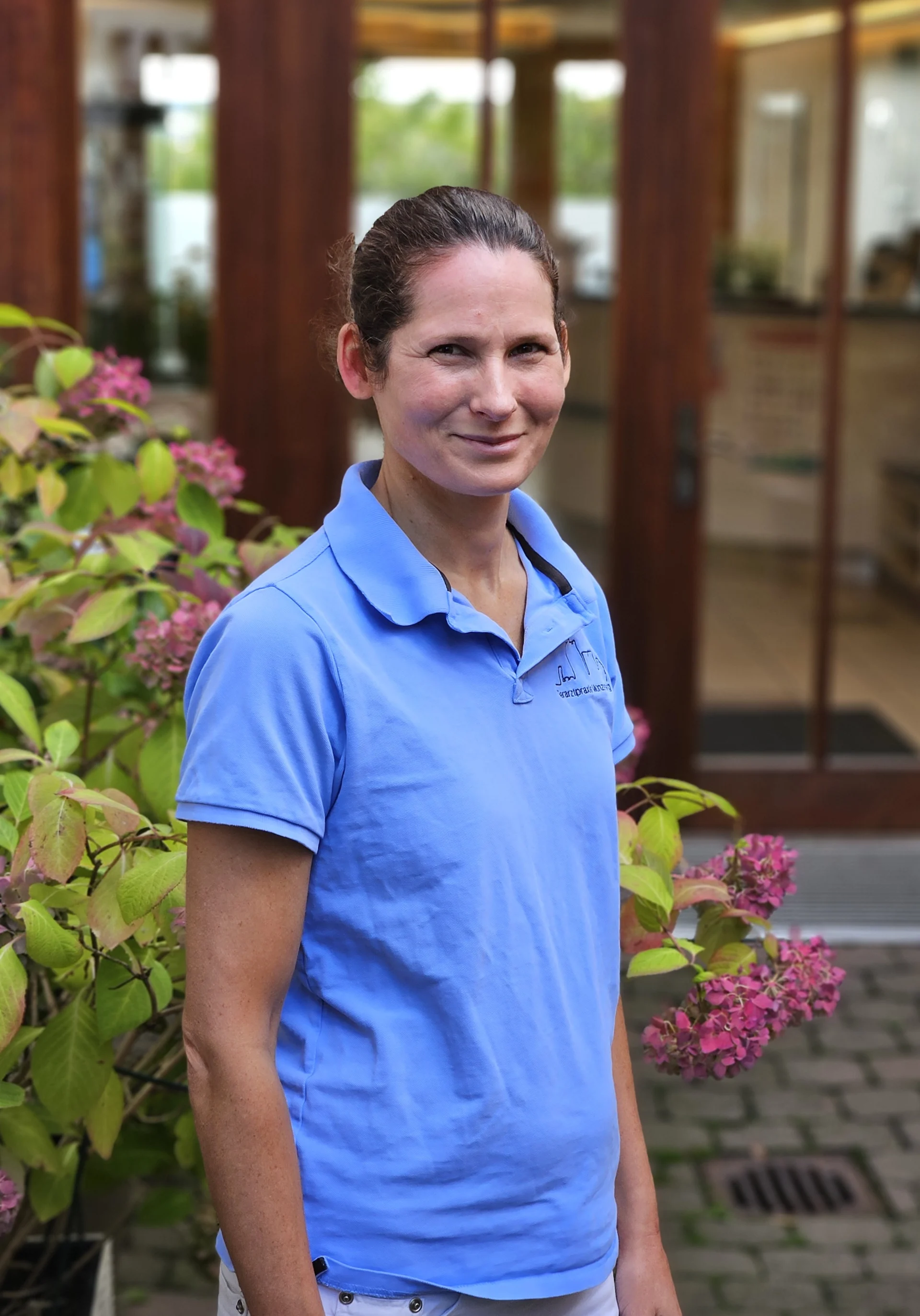 Tierärztin Tanja Schmidt vor der Praxis